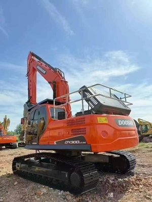 الحفرة الكورية الأصلية المستوردة Doosan DX300LC، 30 طن الوزن التشغيلي، 0.64-1.75m3 دلو، 151kW الطاقة